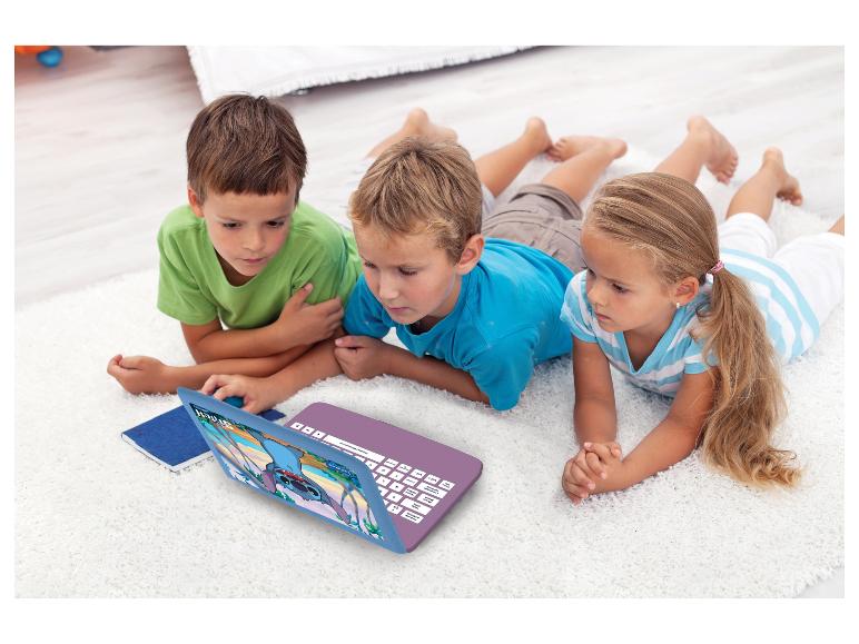 Drie kinderen gebruiken een LeapFrog laptop met Stitch thema.