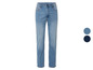 Blauwe jeans in verschillende tinten.
