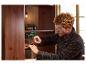 Man monteert een houten plank met de PARKSIDE 4V-accuschroefmachine.