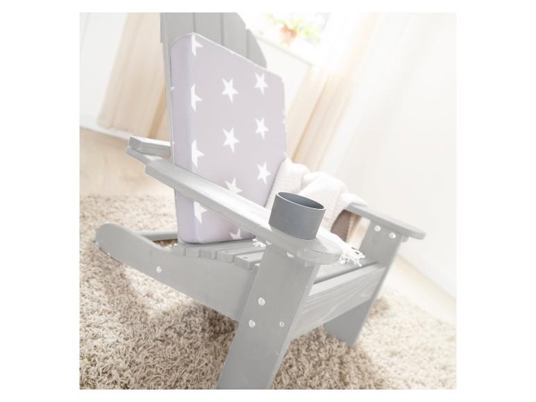 Grijze Adirondack-stoel met sterrenkussen en bekerhouder op een tapijt.