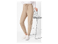 Beige joggingbroek met trekkoord en witte sneakers.