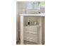 Witte kaptafel met spiegel, cosmetica en make-up in een modern interieur.