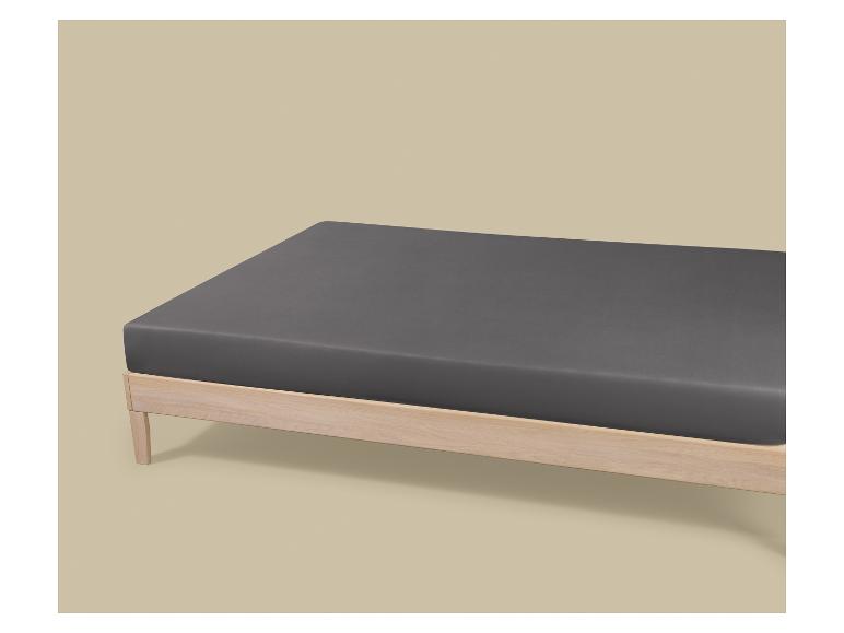 Grijs hoeslaken op een houten bedframe