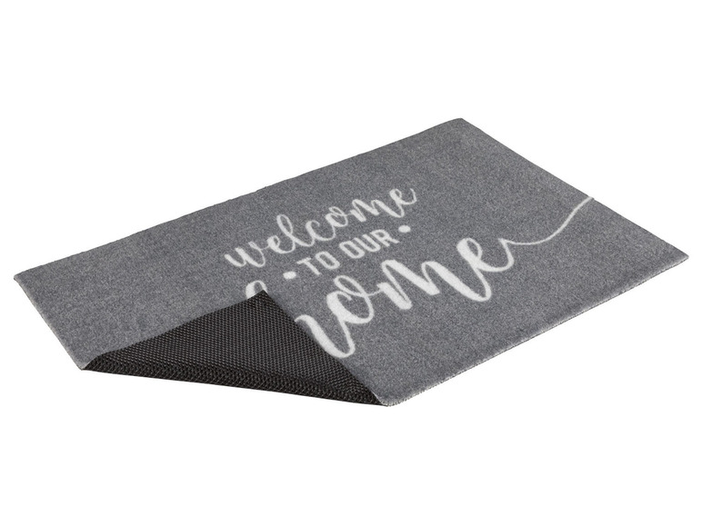 Grijze deurmat met de tekst 'Welcome to our home'.