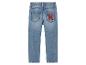 Kinderjeans, lichtblauw, met rood 'M' detail.
