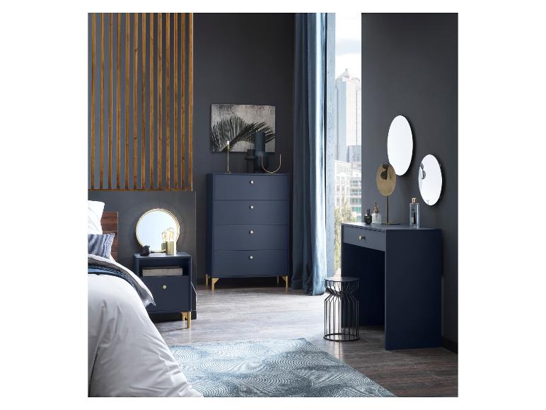 Donkerblauwe slaapkamer met bed, ladekast, kaptafel en spiegels in moderne stijl.