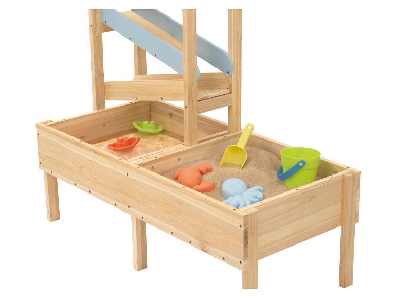 Houten speeltafel voor zand en water, met glijbaan en strandspeelgoed
