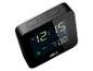 Zwarte digitale wekker met display dat 12:15 uur en alarm 7:00 AM toont