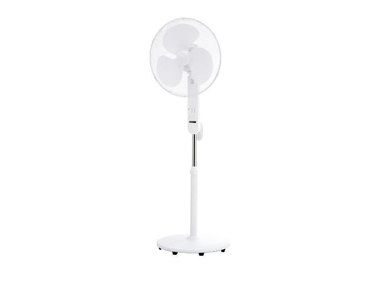 Witte staande ventilator met drie bladen en ronde voet.