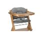 Houten kinderstoel met grijze bekleding en eetblad.