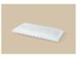 Wit kussen met de tekst „COLD TOUCH” en blauwe bies op een beige achtergrond.