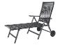 Zwarte opklapbare ligstoel met armleuningen en wielen.