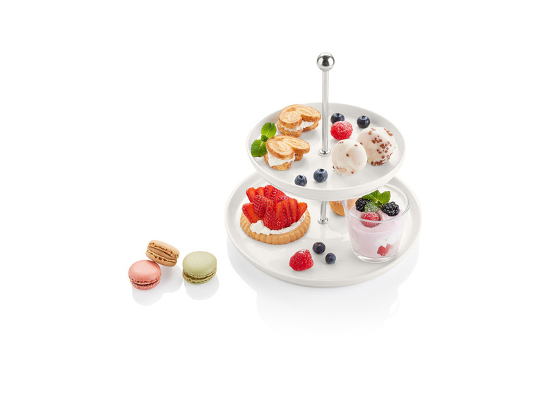 Twee-laags serveerplateau met diverse lekkernijen, waaronder gebakjes, macarons en fruit.