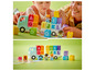 LEGO Duplo speelgoed met een blauwe vrachtwagen, letters en poppetjes.