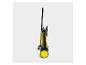 Geel-zwarte veegmachine met lange handvatten en wielen, zijaanzicht.