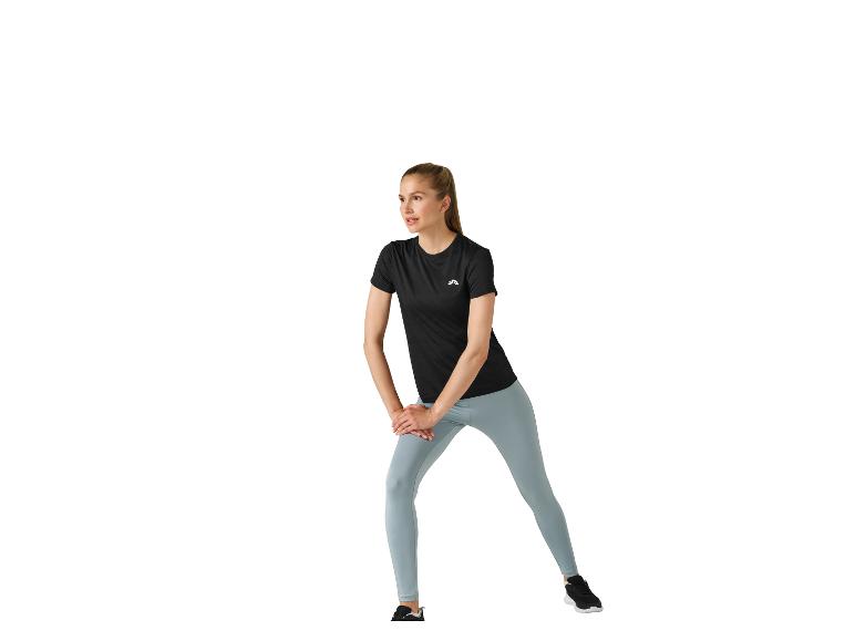 Vrouw in zwart T-shirt en lichtblauwe legging die rekoefeningen doet