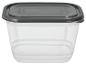 Transparante vierkante voedselcontainer met donkergrijs deksel.