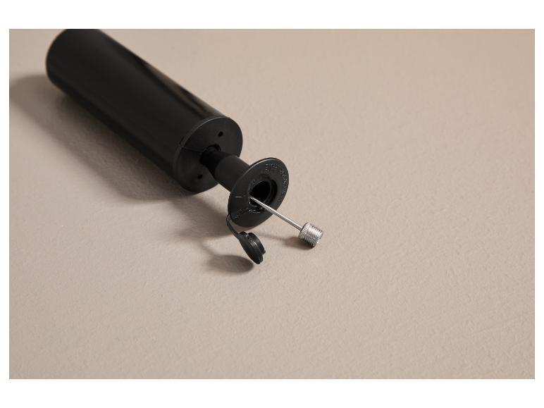 Een zwarte handpomp met een metalen spuitmondstuk.