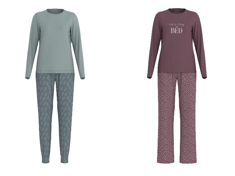 Twee damespyjama's: één zeegroen met koraalpatroon en één pruimkleurig met de tekst 'Let's Stay in BED' en een bloemenpatroon.