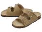 Beige sandalen met twee banden en metalen gespen op een kurken zool.