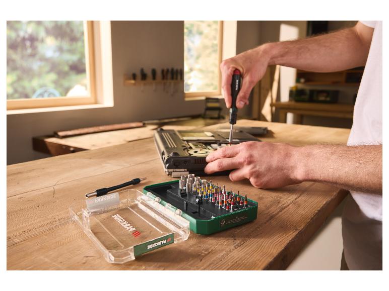 PARKSIDE® bit- en dopsleutelset gebruikt bij het repareren van een laptop
