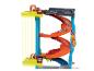 Hot Wheels autobaan met spiraalhelling en lift, inclusief één auto.