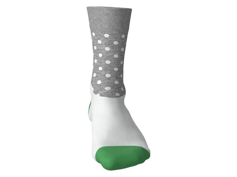 Grijze sok met stippen, witte voet en groene teen
