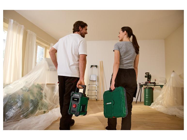 Een paar draagt Parkside gereedschap in een huis dat wordt gerenoveerd.