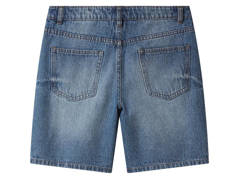 Achterkant van een blauwe denim short met zakken en riemlussen.