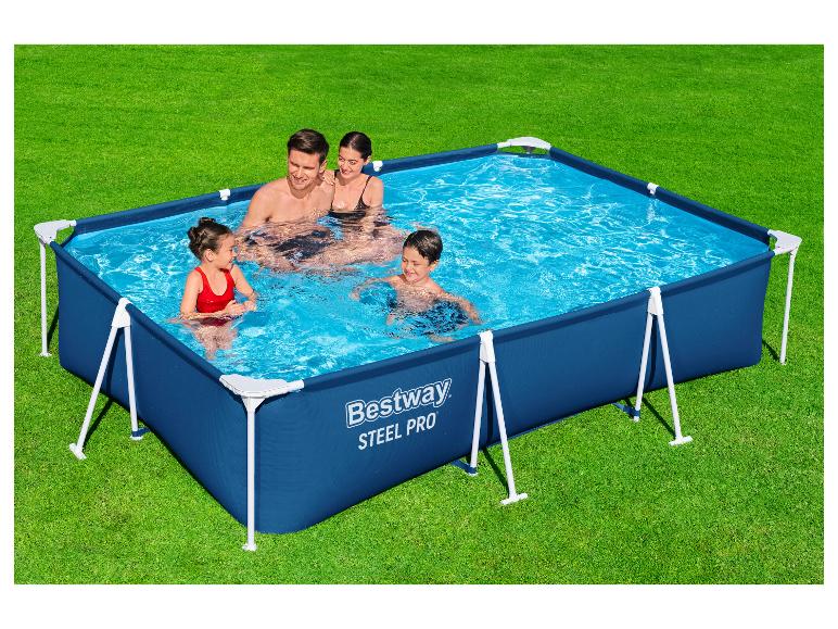 Familie genietend in een blauw rechthoekig opzetzwembad in een grasrijke tuin.