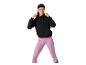 Vrouw in zwarte hoodie en roze legging, houdt de hoodiekoorden vast.