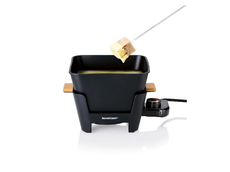 Een SilverCrest fonduepan met een vork om te dippen.