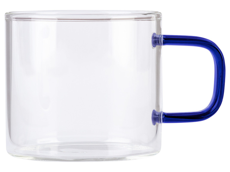 Een transparante glazen mok met een blauwe handvat.