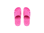 Paar felroze slippers met gestructureerde zolen en geperforeerde bandjes.