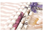 Opgerolde stoffen met gestreepte, bloemige en abstracte patronen in diverse kleuren.