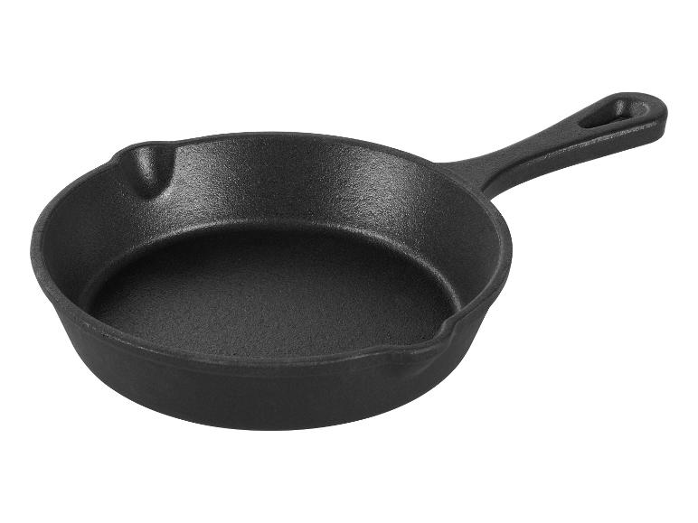 Zwarte gietijzeren pan met handvat