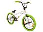 Witte en groene BMX-fiets op een witte achtergrond.