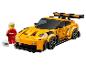 Gele speelgoedauto met spoiler en racecoureurfiguur met helm.