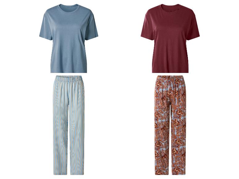 Twee sets damespyjama's: blauw gestreept en bordeauxrood met patroon.