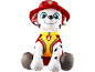 Zittende pluche dalmatiër met rode brandweerhelm en geel brandweervest.