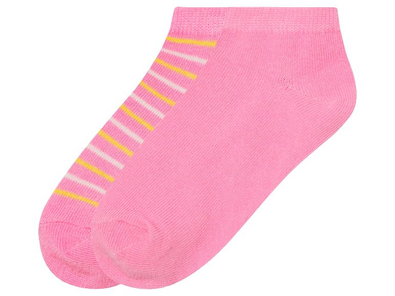 Twee roze sokken met gele en witte strepen.