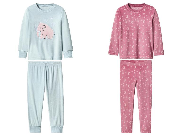 Twee sets kinderpyjama's, één lichtblauw met een olifant en sneeuwvlokken, de andere roze met sterren en manen.