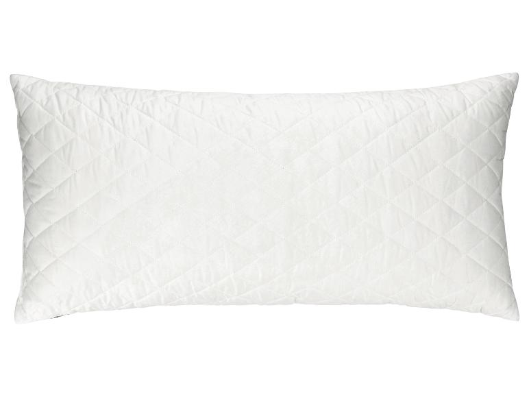 Een wit, gewatteerd rechthoekig kussen.