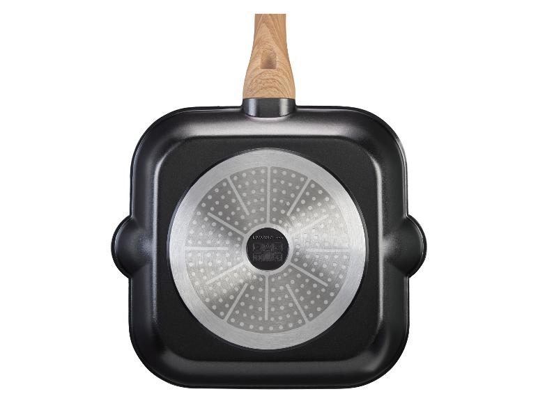 Zwarte Livarno Living pan met houten steel.