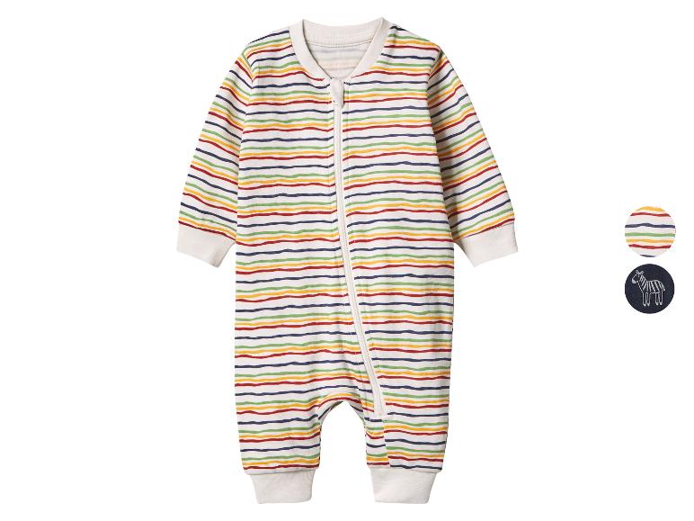 Witte baby romper met veelkleurige strepen en ritssluiting aan de voorkant.