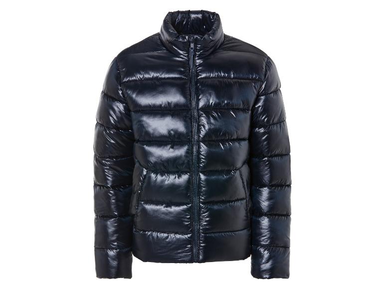 Een donkerblauwe, gewatteerde jas.