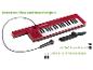 Rood elektronisch keyboard met microfoon, USB-C-kabel en AUX-kabel.