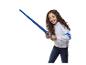 Een meisje met een blauwe lightsaber