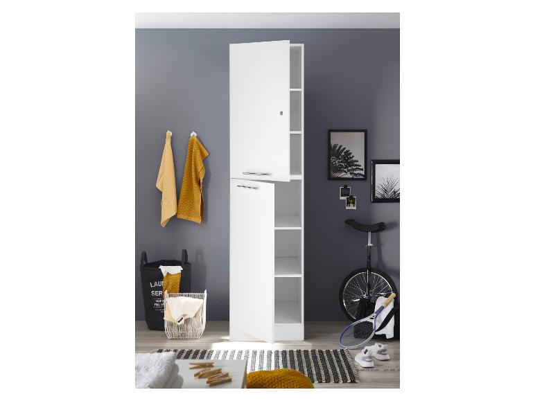 Hoge witte opbergkast met open planken, wasmanden en sportuitrusting.