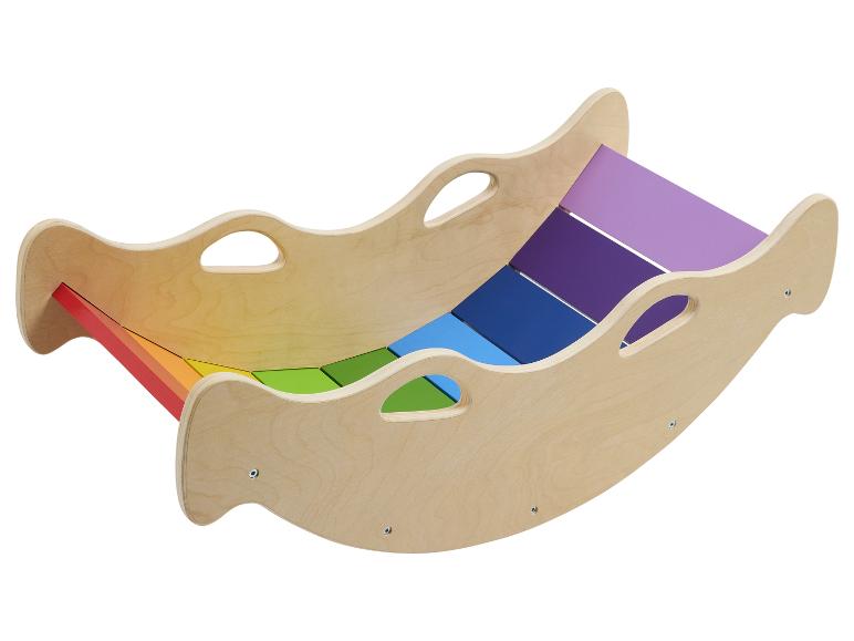 Houten schommel met regenboogkleurige latten